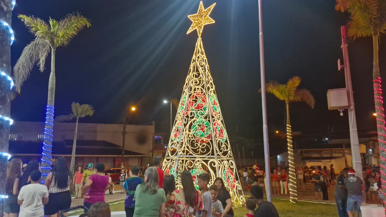 NOITE MÁGICA NA PRAÇA DA BÍBLIA: NATAL ENCANTADO ILUMINA A CIDADE